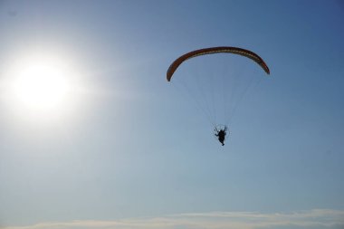 Gökyüzünde uçan paraglider