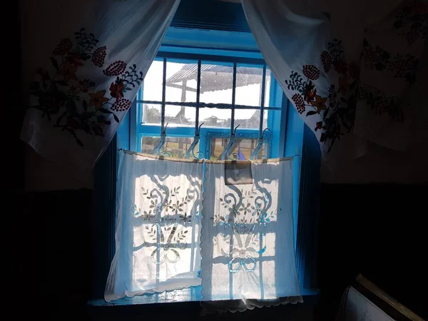  Ukrayna kulübesinde güzel bir pencere, Ukrayna gelenekleri.