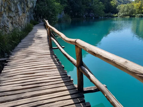  Göl boyunca turkuaz suyla ahşap köprü.