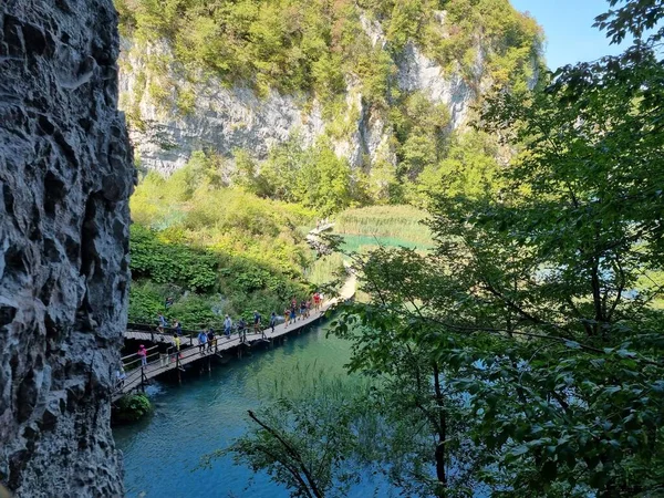  Güzel göl manzarası, köprü, dağlar.