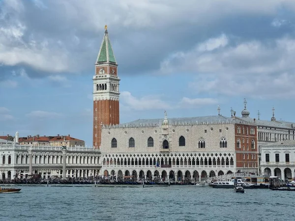 Venedik, İtalya dolaylarında Eylül 2017: Venedik gölündeki Büyük Kanal