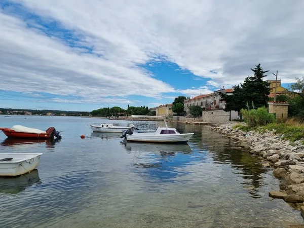  Eski kasabanın, denizin, teknelerin manzarası