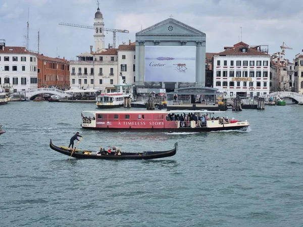 Venedik, İtalya-yuvarlak eylül, 2017: St. Louis 'deki Büyük Kanal manzarası.
