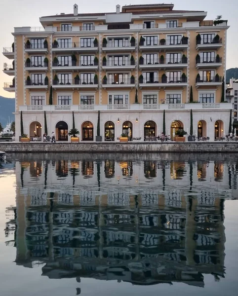  Körfezin kıyısında bir otel ve sudaki yansıması, Karadağ