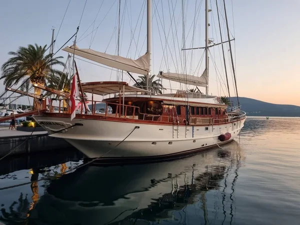 Akdeniz limanında yelkenli gemi, Karadağ  