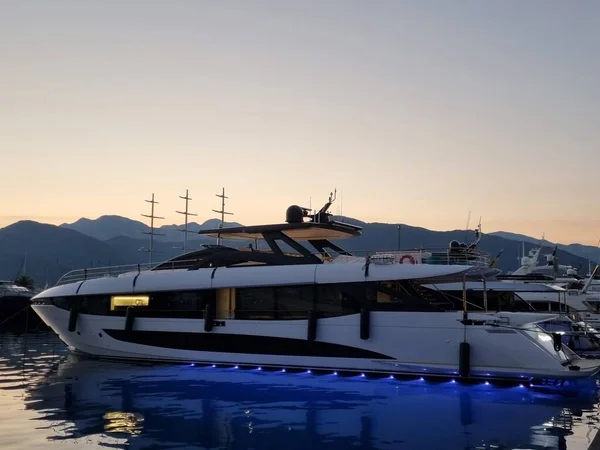  Deniz manzarası ve rıhtımdaki yat harika. Karadağ 