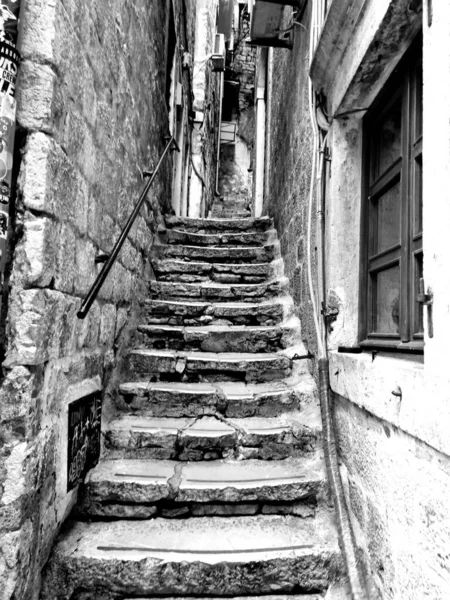 Şehirdeki eski ahşap merdivenler, mongol, kotor, eski kasaba