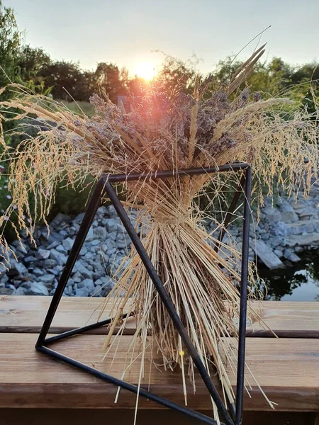  Bir sepetin içinde kurutulmuş bitkiler ve çiçekler. 