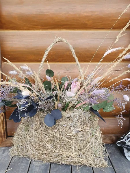  Bir sepetin içinde kurutulmuş bitkiler ve çiçekler.