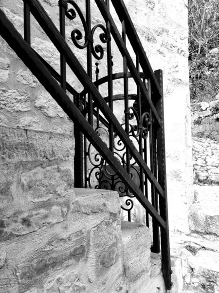   taş merdivenlere demir parmaklıklar döşedim.