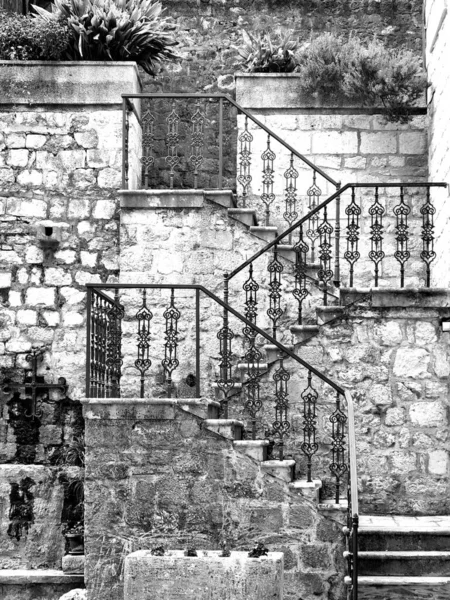  taş merdivenlere demir parmaklıklar döşedim.