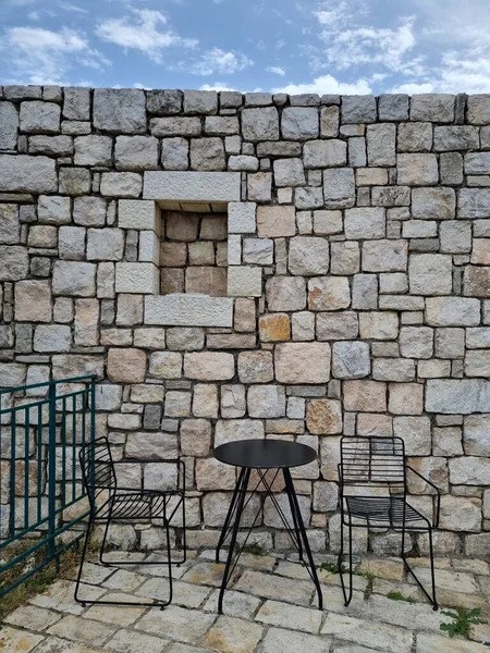   Eski duvarın arkasındaki sandalyeler  