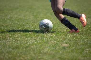 Futbolcu topa vurmak üzere..