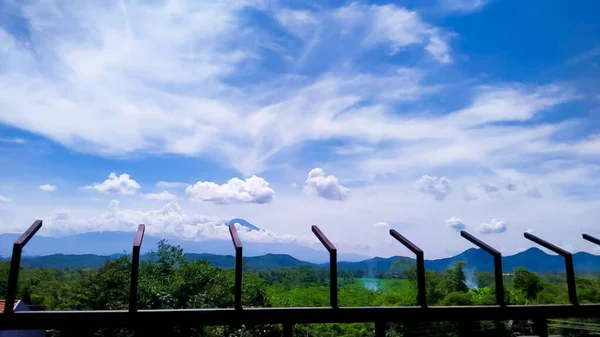 Beyaz ve mavi bulutların birleşimi çok güzel bir manzara yaratır.