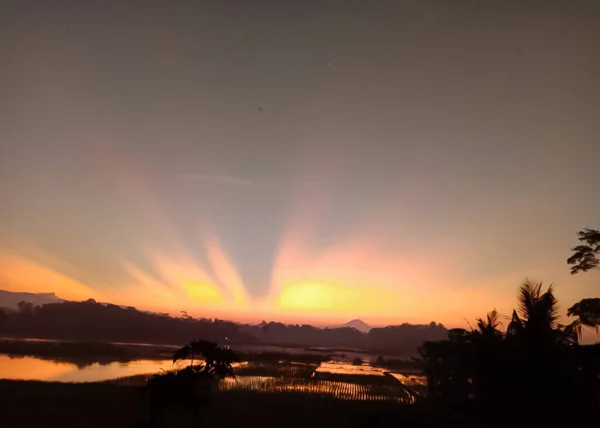 Güneş doğarken sarı ışık yayar ve doğal güzellikler verir.