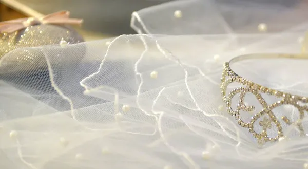 Encaje de velo blanco, diadema de plata brillante y zapatos de novia rosa. accesorios nupciales conjunto para el matrimonio — Foto de Stock