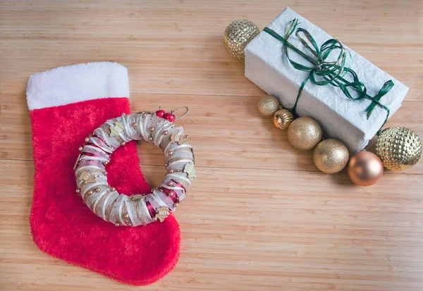 Chaussette Rouge Pour Cadeaux Noël Cadeau Emballé Sur Papier Recyclé — Photo