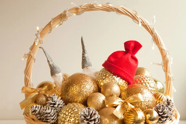 Bolas Douradas Cesta Vime Enorme Com Chapéu Papai Noel Vermelho — Fotografia de Stock
