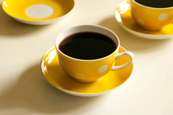 Tazas amarillas con té negro. set de té retro. taza y plato vintage — Foto de Stock