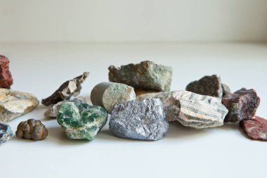 Jeoloji ve bilimsel olarak farklı renkte mineraller. Mücevher dokusu. Doğal mineral taşları kapanıyor.