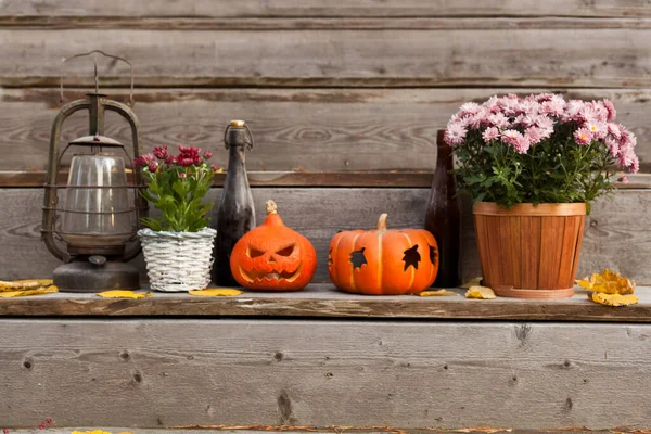 Las Calabazas Halloween Las Decoraciones Casa Con Las Flores Pascua — Foto de Stock