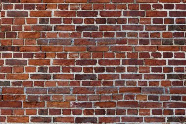 Kırmızı tuğlalardan oluşan eski bir duvar, arka planda fayanslar, düzenli blok dokusu. Terracotta kırsal duvar yüzeyinin duvar kağıdı