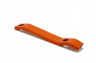 Saman balyası yedek parça pikap destek plakası, perspektif ön görünümü beyaz arka planda izole