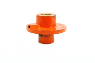 Saman balyası yedek parça pikap desteği ve portakal çalısı, beyaz arka planda izole ön manzara