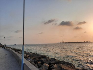  Maldivler 'in başkenti Maldivler' deki plajda batan güneşin güzel manzarası..