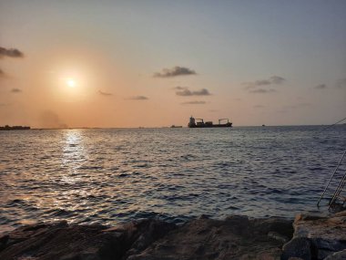  Maldivler 'in başkenti Maldivler' deki plajda batan güneşin güzel manzarası..