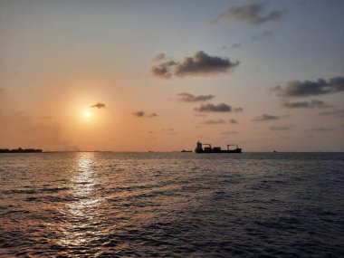  Maldivler 'in başkenti Maldivler' deki plajda batan güneşin güzel manzarası..