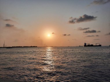  Maldivler 'in başkenti Maldivler' deki plajda batan güneşin güzel manzarası..