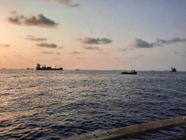  Maldivler 'in başkenti Maldivler' deki plajda batan güneşin güzel manzarası..