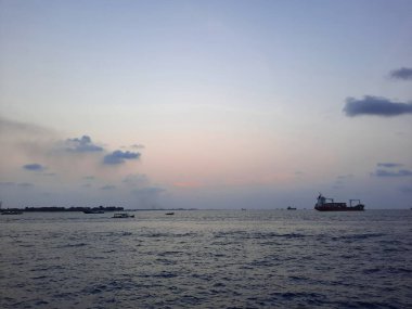  Maldivler 'in başkenti Maldivler' deki plajda batan güneşin güzel manzarası..