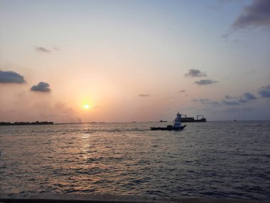  Maldivler 'in başkenti Maldivler' deki plajda batan güneşin güzel manzarası..