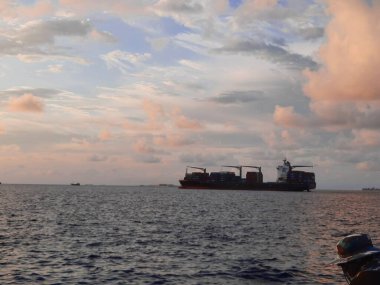 Maldivler 'in başkenti Maldivler' deki plajda batan güneşin güzel manzarası..