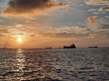 Maldivler 'in başkenti Maldivler' deki plajda batan güneşin güzel manzarası..