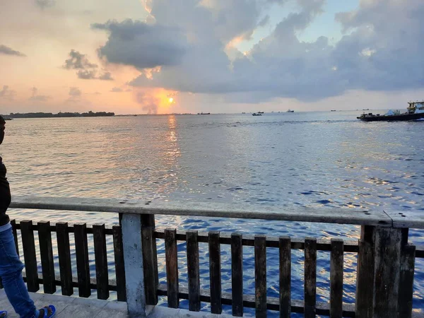 Maldivler 'in başkenti Maldivler' deki plajda batan güneşin güzel manzarası..