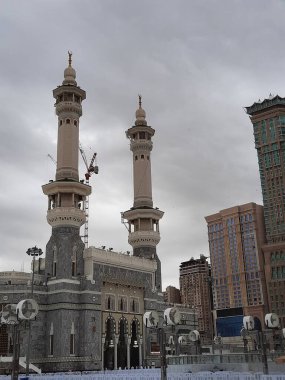 Mescid-i Haram, Mekke, Mescid-i Haram ve Mekke 'nin güzel manzarası, Mekke' nin Mekke bölgesinde, Mekke 'nin Kabe şehrini çevreleyen bir camidir..