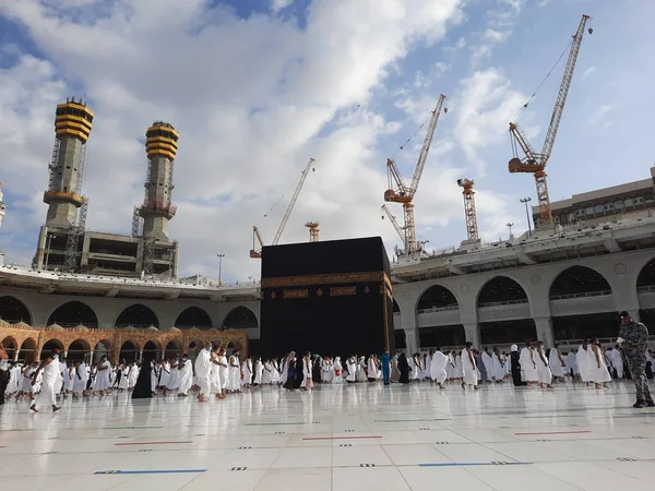 Mescid-i Haram, Mekke, Mescid-i Haram ve Mekke 'nin güzel manzarası, Mekke' nin Mekke bölgesinde, Mekke 'nin Kabe şehrini çevreleyen bir camidir..