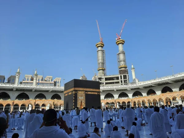 Mescid-i Haram, Mekke, Mescid-i Haram ve Mekke 'nin güzel manzarası, Mekke' nin Mekke bölgesinde, Mekke 'nin Kabe şehrini çevreleyen bir camidir..
