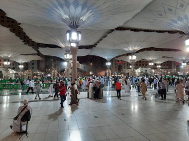 Hz. Muhammed Camii 'nin (El-Mescid an-Nabawi) güzel manzarası. El-Mescid an-Nabawi, İslam peygamberi Muhammed (PBUH) tarafından Suudi Arabistan 'ın Medine kentinde inşa edilen bir camidir..
