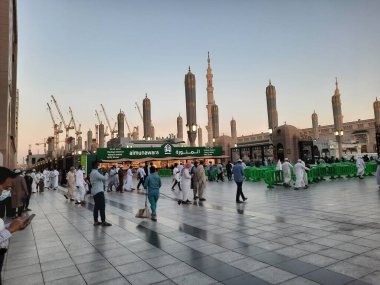 Hz. Muhammed Camii 'nin (El-Mescid an-Nabawi) güzel manzarası. El-Mescid an-Nabawi, İslam peygamberi Muhammed (PBUH) tarafından Suudi Arabistan 'ın Medine kentinde inşa edilen bir camidir..