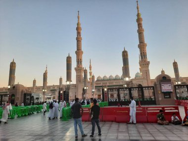 Hz. Muhammed Camii 'nin (El-Mescid an-Nabawi) güzel manzarası. El-Mescid an-Nabawi, İslam peygamberi Muhammed (PBUH) tarafından Suudi Arabistan 'ın Medine kentinde inşa edilen bir camidir..