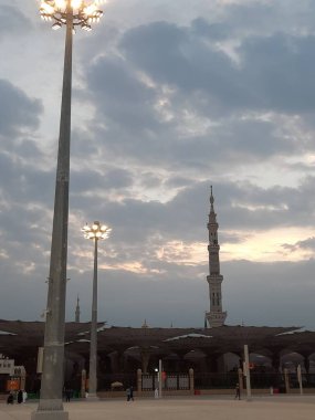 Hz. Muhammed Camii 'nin (El-Mescid an-Nabawi) güzel manzarası. El-Mescid an-Nabawi, İslam peygamberi Muhammed (PBUH) tarafından Suudi Arabistan 'ın Medine kentinde inşa edilen bir camidir..