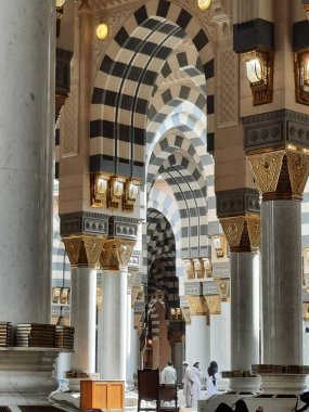 Hz. Muhammed Camii 'nin (El-Mescid an-Nabawi) güzel manzarası. El-Mescid an-Nabawi, İslam peygamberi Muhammed (PBUH) tarafından Suudi Arabistan 'ın Medine kentinde inşa edilen bir camidir..