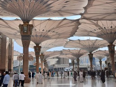 Hz. Muhammed Camii 'nin (El-Mescid an-Nabawi) güzel manzarası. El-Mescid an-Nabawi, İslam peygamberi Muhammed (PBUH) tarafından Suudi Arabistan 'ın Medine kentinde inşa edilen bir camidir..