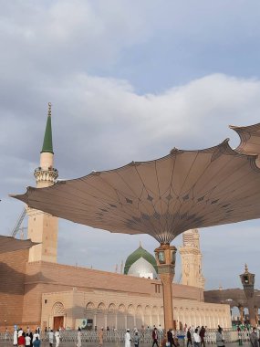 Hz. Muhammed Camii 'nin (El-Mescid an-Nabawi) güzel manzarası. El-Mescid an-Nabawi, İslam peygamberi Muhammed (PBUH) tarafından Suudi Arabistan 'ın Medine kentinde inşa edilen bir camidir..