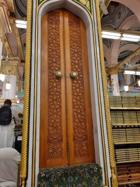 Hz. Muhammed Camii 'nin (El-Mescid an-Nabawi) güzel manzarası. El-Mescid an-Nabawi, İslam peygamberi Muhammed (PBUH) tarafından Suudi Arabistan 'ın Medine kentinde inşa edilen bir camidir..