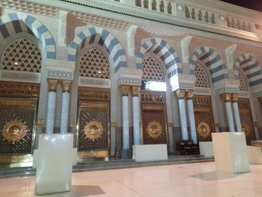 Hz. Muhammed Camii 'nin (El-Mescid an-Nabawi) güzel manzarası. El-Mescid an-Nabawi, İslam peygamberi Muhammed (PBUH) tarafından Suudi Arabistan 'ın Medine kentinde inşa edilen bir camidir..